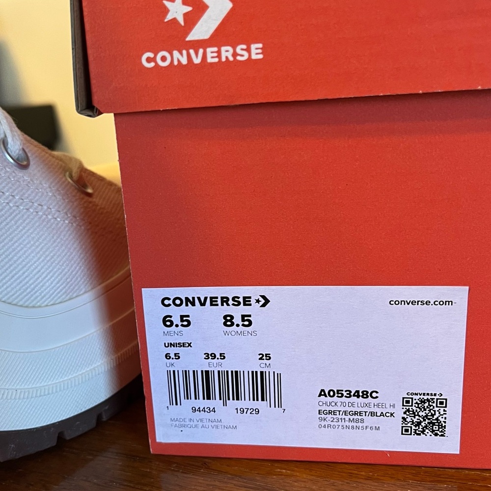 CONVERSE Women’s Chuck 70 DeLuxe Heel Platform Shoes - Picture 8 of 9